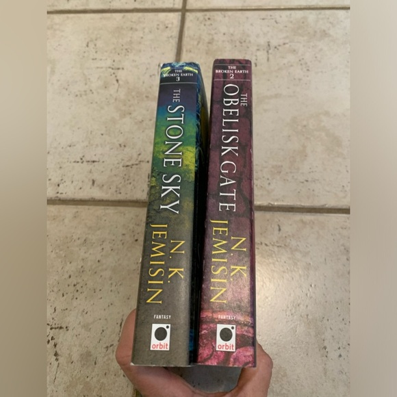 N.K. Jemisin - The Broken Earth Trilogy (Books 2 & 3) - Picture 3 of 3